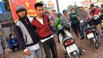 Băng trộm liều lĩnh dùng dao chống trả người truy bắt
