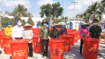 Tuyên truyền phòng chống dịch và chia sẻ khó khăn với người dân vùng hạn mặn