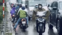 Những kiểu "lách luật" tại một điểm tắc đường kinh niên của Hà Nội