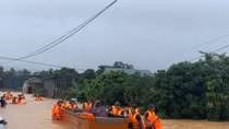 Công an Quảng Trị tiếp tục dầm mình trong nước lũ cứu dân