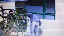 Ngáo đá ra ngồi vắt veo tầng 17 múa hát