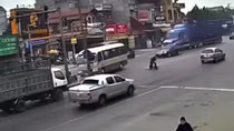Vượt đèn đỏ, hai nam sinh suýt chết trước đầu xe khách