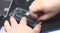 Bị lõm viền iPhone, người dùng không thể thay được pin