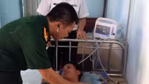 Đưa ngư dân gặp nạn vào đảo Sơn Ca
