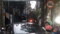 Xế hộp ngông nghênh đi vào đường cấm tại Hà Nội