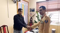Kịp thời trả lại ví tiền cho nhân viên ship hàng về quê ăn Tết