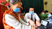 Người dân đeo khẩu trang, ngồi giãn cách làm CCCD gắn chip