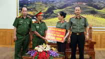 Thăm và tặng quà cán bộ Công an tỉnh Yên Bái