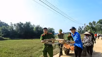 Tranh thủ ngày nghỉ, Công an Hương Sơn giúp dân làm nông thôn mới