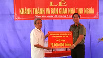 Trao nhà tình nghĩa tặng thân nhân liệt sỹ CAND Đinh Văn Chung