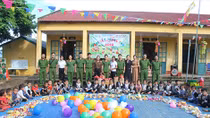 Công an tỉnh Lào Cai ủng hộ tiền hỗ trợ người dân khó khăn 