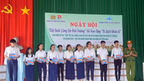 Trao tặng 70 tủ sách nhân ái cho các trường học ở Sóc Trăng