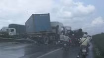 Tai nạn liên hoàn, quốc lộ 5 ùn tắc nghiêm trọng