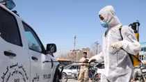 Khủng bố IS, Taliban cố làm lành với nhân viên y tế vì… sợ COVID – 19