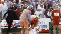 Nhát dao giữa sân quần vợt và bị kịch của Monica Seles