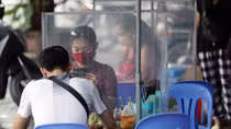 Nhiều hàng quán lắp vách ngăn phòng dịch COVID-19