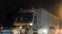 Cứu người bị tai nạn, 6 người bị xe tải tông thương vong