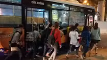 Sinh viên Hà Nội "giải cứu" xe buýt chết máy trên đường