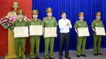 Khen thưởng thành tích truy bắt đối tượng bắn chết người sau đám cưới
