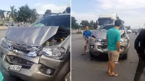 Bán tải nát đầu sau cú hôn đuôi xe khách trên đường Nguyễn Văn Linh