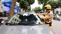 166 ô tô bị CSGT Hà Nội dán thông báo “phạt nguội”