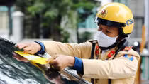 CSGT Hà Nội dán thông báo phạt nguội trên kính ôtô