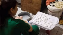 Người làm bánh trôi, bánh chay hối hả ngày Tết Hàn thực