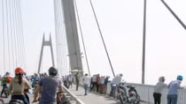 Cảnh sát Đường thủy Hải Phòng kịp thời cứu thanh niên nhảy cầu Bính