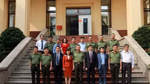 Trao tặng Kỷ niệm chương “Bảo vệ an ninh Tổ quốc” và Kỷ niệm chương “Vì sự nghiệp Tạp chí lý luận của Đảng”