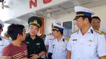 Tàu 904 đưa 2 ngư dân bị nạn trên biển về đất liền an toàn