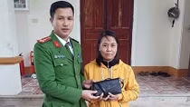 Công an xã trao trả tài sản cho công dân