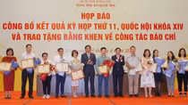 Chủ nhiệm Văn phòng Quốc hội tặng Bằng khen cho các nhà báo