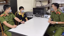 Vất vưởng mưu sinh, cậu bé được giúp tiền và có việc làm khi gặp Công an đi tuần