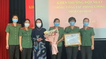 Khen thưởng sáng chế “áo chống sốc nhiệt” trong phòng dịch