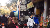 Xe rác mất lái lao lên vỉa hè, người dân bỏ chạy tán loạn
