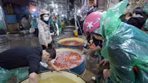 Chợ cá Yên Sở tấp nập trước ngày ông Công ông Táo