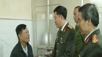 Thăm hỏi, động viên quần chúng bị thương khi dũng cảm bắt trộm