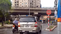 Cố nhanh vài giây, ô tô, xe máy nối đuôi nhau đi ngược chiều