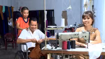 Chồng ngồi xe lăn, vợ có đôi bàn tay không ngón và chuyện tình đẹp như cổ tích