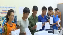 4 tên buôn ma túy ở Sơn La đóng cửa cố thủ cùng 8 bánh heroin và súng