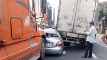 Vượt ẩu trên đường, Vios bị container và xe tải kẹp bẹp dúm