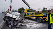 Hất tung dải phân cách trên cao tốc, xế hộp bùng cháy 