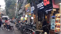 Người đi bộ ở Hà Nội bị đẩy xuống lòng đường