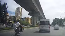 Hai thanh niên đi xe máy "làm xiếc" trên đường phố Hà Nội