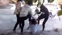 Học sinh đánh bạn rồi quay clip đăng Facebook