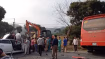 Hai bố con kẹt cứng trong ô tô sau tai nạn
