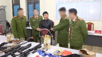 Bắt đối tượng tàng trữ ma túy, thu giữ nhiều vũ khí 