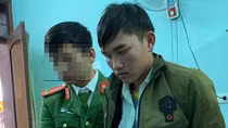 Cất giấu 2 bánh heroin trong áo khoác 