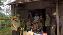 Ấm áp tình quân dân giữa mùa bão lũ