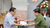 Tổng cục Chính trị CAND tặng quà cán bộ khó khăn